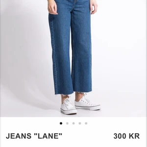 Jeans lane - Säljer dessa fina jeans från lager 157. De är aldrig använda och i väldigt fint skick. Det är en lite mörkare blå.💙