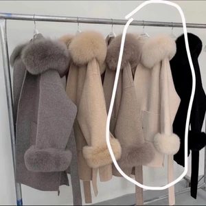 Säljer min älskade kapp - Äkta päls,Säljer på grund utav att jag inte använder beige så mycket! I bra skick , använd under 2 månader . Nypris 3100kr  Med avtagbara ärmar  