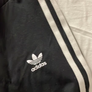 Adidas - Adidas byxor , högmidjade ❤️ köpta för 299 typ säljer för 150 men kan diskuteras ❤️