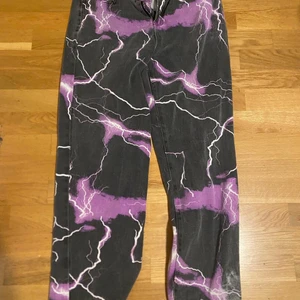 JADED Purple Lighting Pants W30 - Använda, Få skador Längst ner på byxorna annars bra skick. Baggy skate byxor. Storlek W30. Perfekt för skate och streetwear.