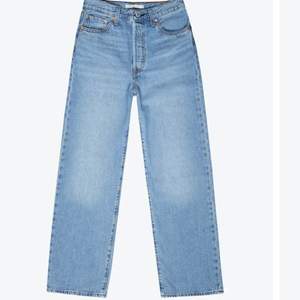 Jag har två par Levis jeans i modellen Ribcage straight i ljusblå och mörkblå. Storlek 24/27 på båda! Om du är intresserad så kontakta mig så diskuterar vi pris 💕  Kan skicka fler bilder. Köparen står för frakten!