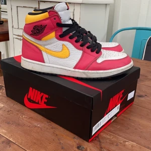 Nike air Jordan light fusion red. 42,5 - Säljer nu mina skor då jag hittat ett annat par. knappt använda men är lite smutsiga men de är bara att svätta bort. Lådan är lite skadad bara men inget överdrivet man får även med 4 par skosnören 