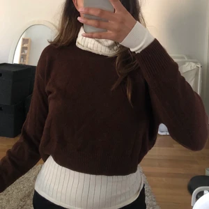 Brun stickad tröja  - Brun stickad tröja strlk S. Perfekt till hösten. Funkar även för XS-M. 