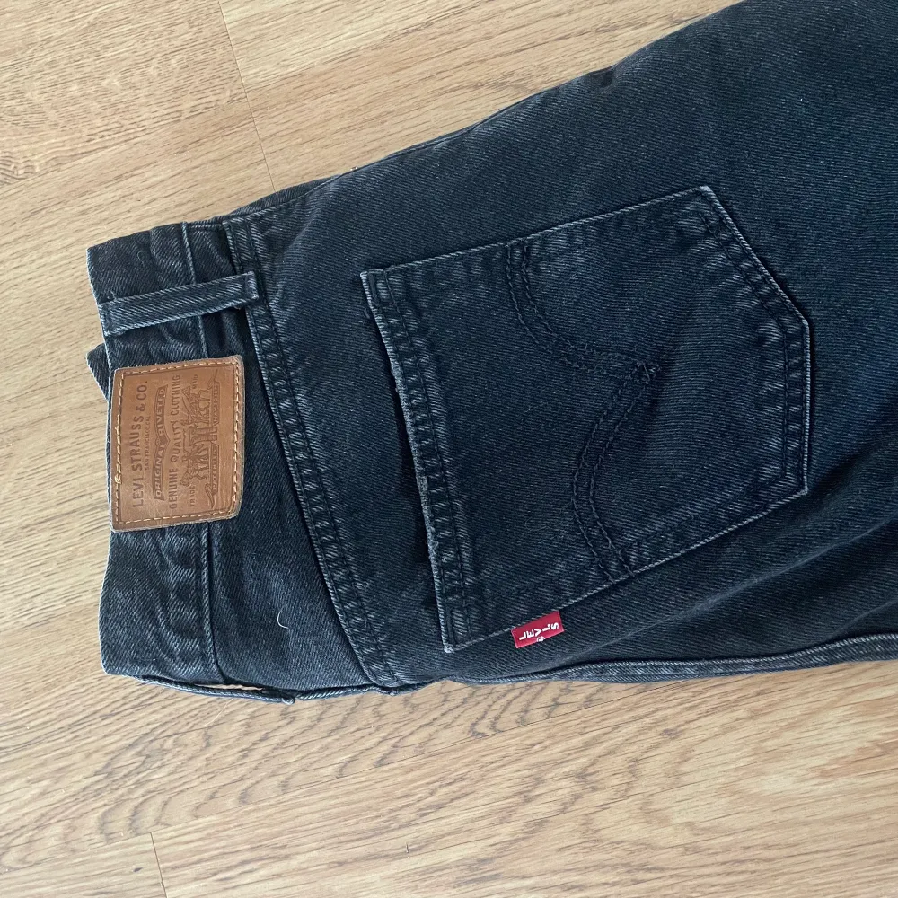 Säljer dessa Levis för att de har blivit för stora . Jeans & Byxor.