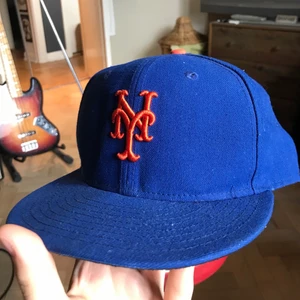 Ny mets fitted cap - Snygg blå och orange new york mets fitted cap storlek 7 5/8 60,6cm rätt så använd