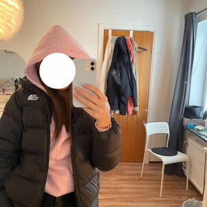 The north face jacka - Köpt här på plick inget fel på den, väldigt bra skick men är sugen på en ny vinterjacka. Det är barnstorlek L men passar som en xs 