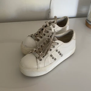 Steve madden sneakers  - Säljer nu mina valentino-liknande skor från Steve Madden. 💕 De är använt skick därav priset, köpta för 1000 kr. Köparen står för frakt 🌟