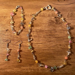 handgjorda smycken!☁️ - älskAr det här settet med halsband, armband och örhängen som jag gjort av blandade kristallchips och pärlor!! säljs endast som ett set🫶 kan korta ner både armband och halsband om det önskas🤍krokarna på örhängena är i surgical stainless steel (nickelfria)!