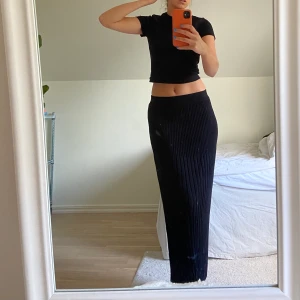 Långkjol - Stickad långkjol från Gina som iprincip är oanvänd. Slutar över fötterna på mig som är 171. Perfekt till hösten med stickade tröjor. 