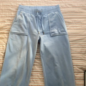 Juicy byxor strl S - Säljs i väldigt bra skick. Säljer dom för färgen är inte riktigt min stil och lite långa. 