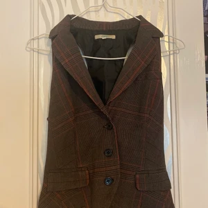 Väst  - Thriftad väst som passar väldigt bra till dark academia stilen 