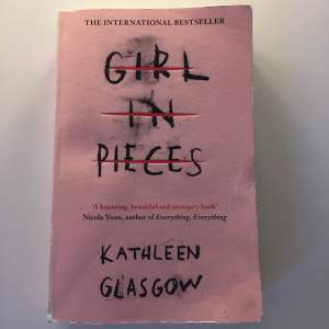 Girl in pieces. Jättebra bok på engelska!! Populär på booktok. Köpare står för frakten som är antingen 45kr eller 62kr 💓 köpt på Akademibokhandeln för 149kr 