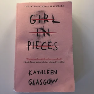 Bok - Girl in pieces. Jättebra bok på engelska!! Populär på booktok. Köpare står för frakten som är antingen 45kr eller 62kr 💓 köpt på Akademibokhandeln för 149kr 