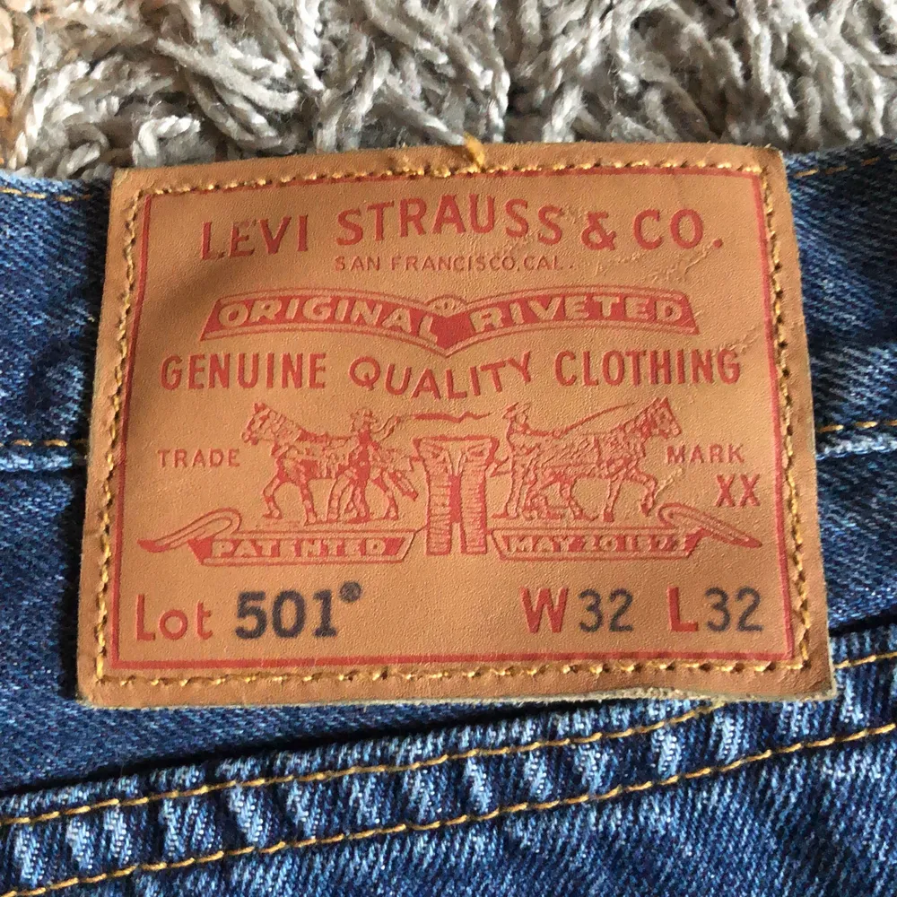 Tja säljer av mina Levis 501 då jag råkade ta en storlek för stor. Använda max två gånger. Kan fraktas eller mötas upp vid Odenplan.. Jeans & Byxor.