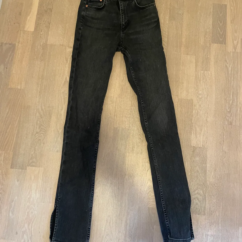 Jättefina svart/ stentvättade jeans med slits;) Använt max 5 gånger. Mycket bra skick! Köpta på zara innan sommaren.  Stl 34. Jeans & Byxor.