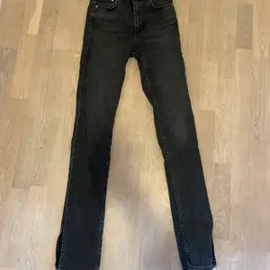 Jättefina svart/ stentvättade jeans med slits;) Använt max 5 gånger. Mycket bra skick! Köpta på zara innan sommaren.  Stl 34