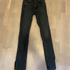 Zara jeans - Jättefina svart/ stentvättade jeans med slits;) Använt max 5 gånger. Mycket bra skick! Köpta på zara innan sommaren.  Stl 34
