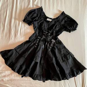 Söötaste klänningen med snörad ”korsett” som går att justera. Kommer tyvärr inte till så mycket användning längre, därav att jag säljer den. Är i jättefint skick!