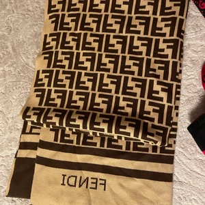 Fendi halsduk  - Man kan använda halsduken både fram och bak 