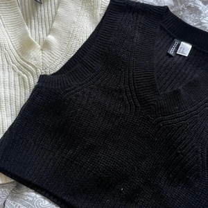 Väst - Säljer dess två superfina västar från h&m som jag tyvärr slutat använda. Inga defekter så säljer en för 50kr eller båda för 75kr. ⚠️TRYCK EJ KÖP NU⚠️