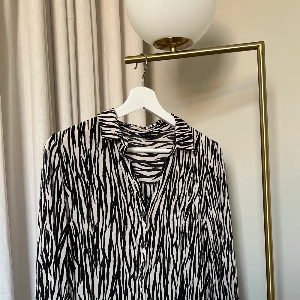 Skjorta från Gina tricot storlek 34. Zebra mönstrad. Inga anmärkningar. 90kr +frakt🌸. Skjortor.