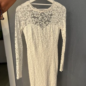 Klänning  - Säljer en jätte fin vit klänning med spets och öppen rygg. Har bara använt den en gång på en skolavslutningen. Jag köpte den på Nelly för två år sen. Köparen står för frakten💕