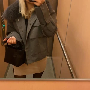 Meotine jacka!  - Meotine jacka som knappt är använd! Jätte fin grå färg i Charlie modellen fast i vattentåligt matrial. Om ni vill ha fler bilder eller diskutera priset är det bara att skriva :) 