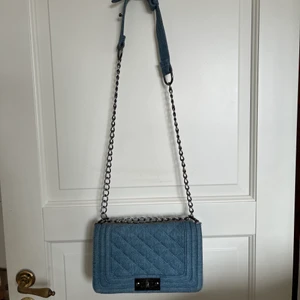 Snygg väska - Väldigt fin väska i jeanstyg. Den är litelite sliten där man stänger och öppnar väskan men annars i gott skick. Man kan också justera axelbandet✨