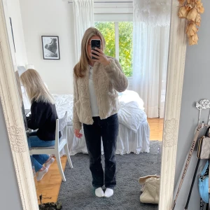 Mysig jacka - Jacka i pälsmatetial, det är äkta päls. Du står för frakten