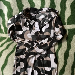 Urban outfitters klänning - Helt ny klänning från förra hösten, slutsåld! Får inse att den är alldeles för kort för mig (171cm) så måste ta farväl, se bild för referens. Inköpspris 550 kr 