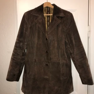 Mockajacka  - Mockajacka äkta skinn i gott skick. Axelvaddar har plockats ut vilket lämnat små märken på insidan. 