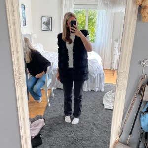 Fluffig väst - Knappt använd, i bra skick. Du står för frakten. Den är ifrån voyelles 