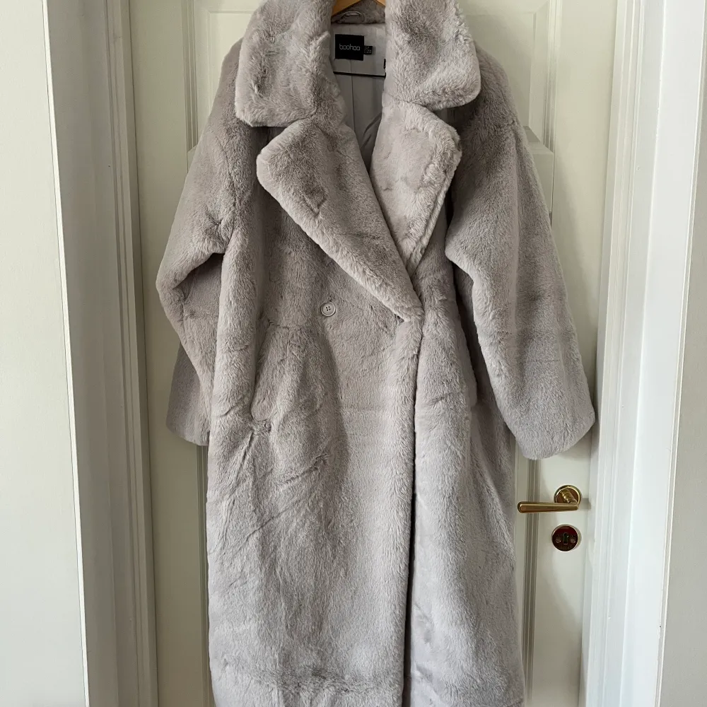 Kappa från Boohoo i faux fur. Skulle säga att den är ganska stor i storlek. Kappan är aldrig använd och har endast hängt i garderoben då jag inte hittat tillfälle att ha den. Den är lång, mjuk, varm och snygg!. Jackor.