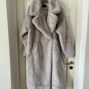 Pälskappa - Kappa från Boohoo i faux fur. Skulle säga att den är ganska stor i storlek. Kappan är aldrig använd och har endast hängt i garderoben då jag inte hittat tillfälle att ha den. Den är lång, mjuk, varm och snygg!