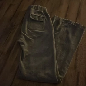 Juicy couture  - Knappt använda, köptes nyligen, jag har storlek xs och är typ 165. Jag står inte för frakten.