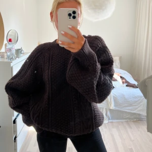 Stickad tröja  - Jättefin kabelstickad brun tröja, sitter perfekt oversized. Inte kommit till användning så den är i bra skick💗