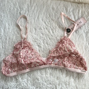 Ella M bralette med lappar - Helt ny med lappar  Nypris 249kr Strl L ( passar även S-M med större bröst)