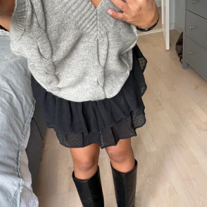 Kofta väst - Säljer denna stickade västen pga kommer inte till användning, så snygg nu i höst😍| frakt 45 eller spårbar 66😍