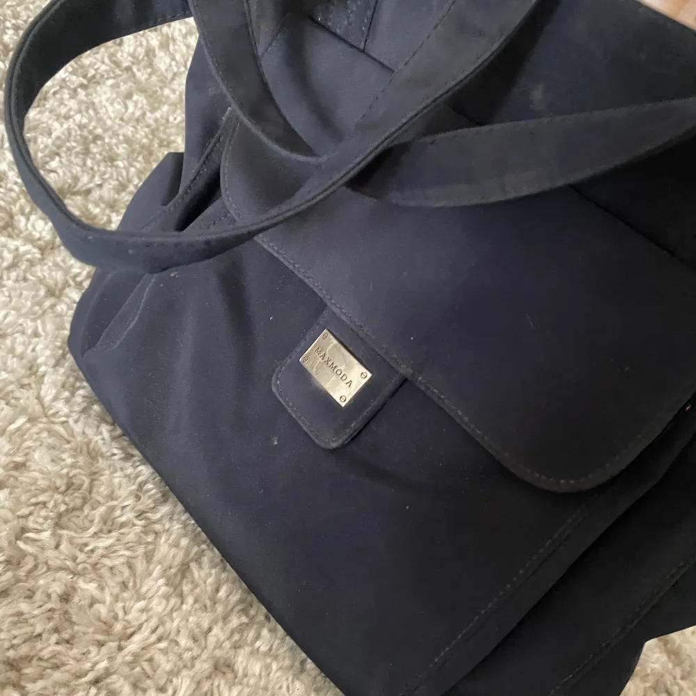 Snygg mörkblå vintage Maxmoda väska i bra skick, pris kan diskuteras etc💕💕. Väskor.