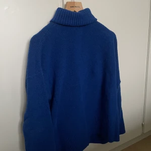 & other stories tröja - En kornblå stickad från & other stories, ord pris runt 500