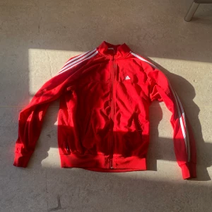 Adidas zip up storlek M - Fet sällsynd adidas zip up modell med lite kortare krage. Mindre fläck på framsidan, se bild. Passar M-L