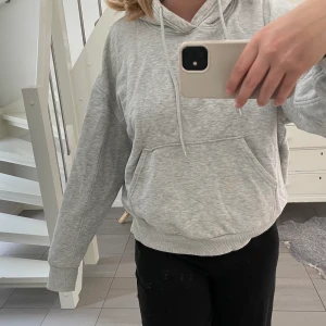 Weekday hoodie - Grå hoodie från weekday i stl XS men passar S/M😝