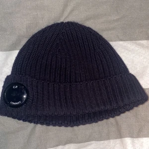 C.P Company Mössa - C.P Company mössa i svart, säljer då jag inte använder längre! Nypris 1100 kr Säljer billigt