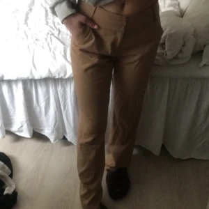 Lågmidjade kostymbyxor - Superfina mörk beiga kostymbyxor, knapp använda så i superfint skick!