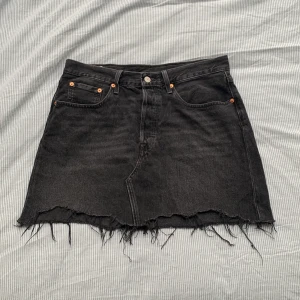 Svart Levis Jeanskjol! - Säljer denna fina kjolen från Levis! Superfin och i storlek 30 I midjan🥰