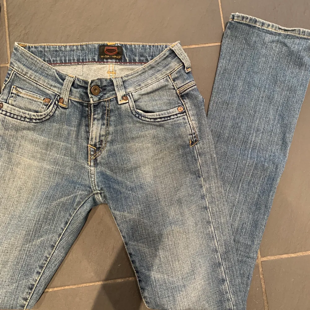 Jättefina lågmidjade utsvängda jeans från crocker i bra skick. Passar någon som har 24-25 i jeansstorlekar!. Jeans & Byxor.