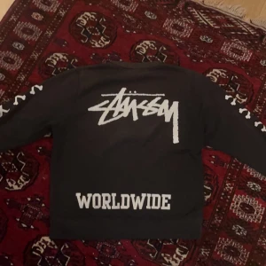 Vintage Stussy Tröja - Säljer nu denna vintage stussy tröjan från 90/ tidigt 2000 tal.  Den är i väldigt bra skick för sin ålder och håller hög kvalitet Storlek: Medium (går även att ha om man har small.