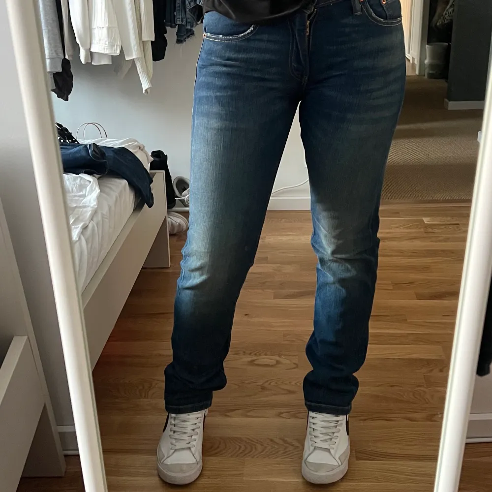 levis jeans köpta på second hand, storlek w29 och l32, lite små i midjan på mig som har 36/38 o perfekta i längden på mig som är 163cm. Säljs då de ej kommer till användning . Jeans & Byxor.