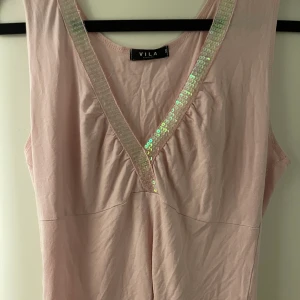 Tröja - Säljer denna fina tröja med glitter detaljer. Den är i bra skick. Skriv för fler bilder och vid intresse.😊🫶🏻 