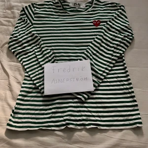 Comme des garçons Tröja - Superbra skick, använd en gång men var inte för mig.  Storlek XL men passade mig som är 192cm. Nypris 1300kr Behöver strykas.  Köparen står för frakten.